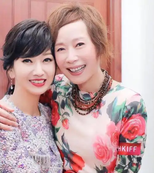 叶童和赵雅芝同框差距大,一个满头白发像老太一个优雅减龄如少女