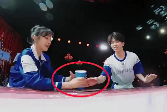 蔡徐坤和宋雨琦抢东西,镜头切远景获观众原谅:全网欠他一个道歉