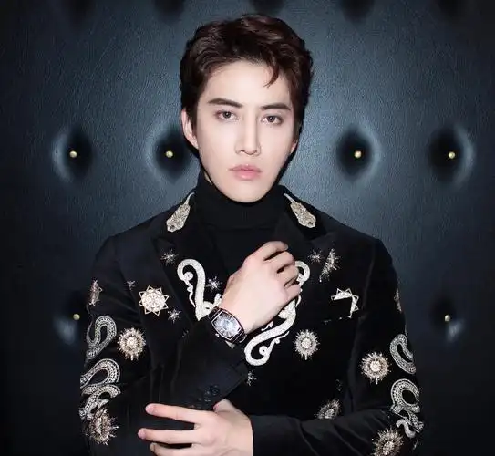 1989年12月19日出生于泰国,泰国流行乐男歌手,影视演员,毕业于 a