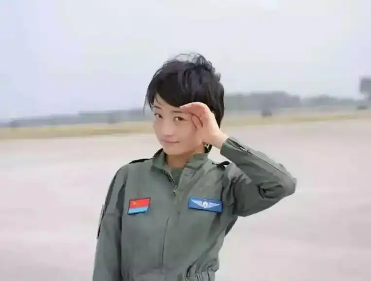 中国人民解放军空军八一歼10女飞行员,金孔雀,余旭烈士.亮点 - 抖音