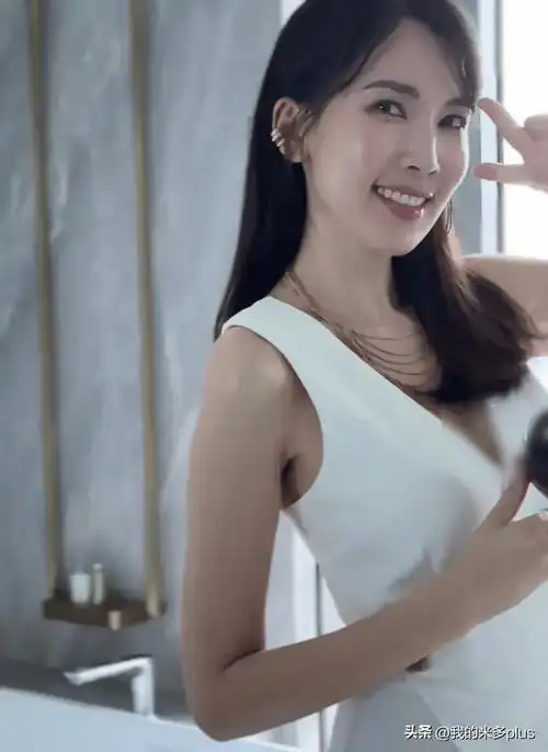 林志颖老婆拍杂志,40岁陈若仪顶着一脸水光肌出镜,网红味十足