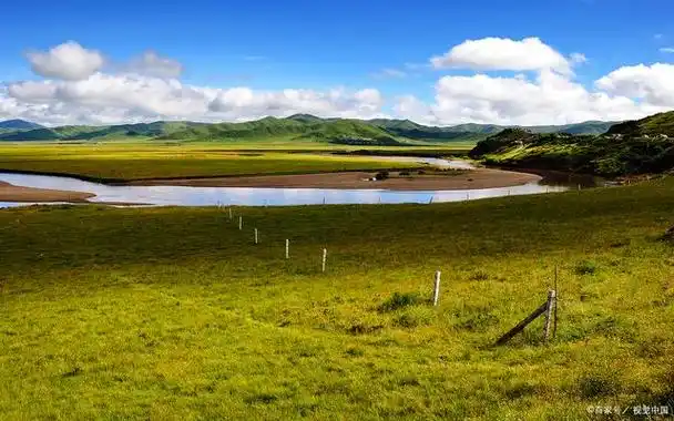 红原县月亮湾景区,位于中国西南部,是一片充满诗意的风景区.
