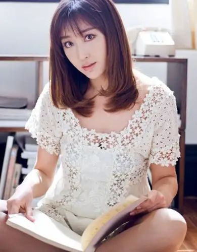 杜若溪拍居家写真曝光 甜美乖巧如邻家女孩