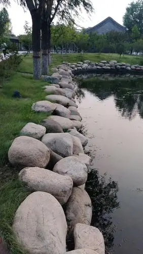 卵石砌就的塘岸