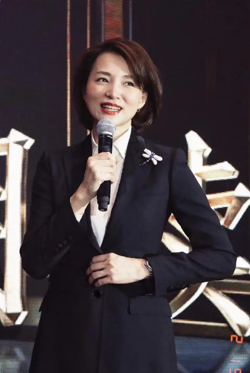 46岁董卿剪掉十年长发变波波头发型搭配包臀裙意外知性又大方