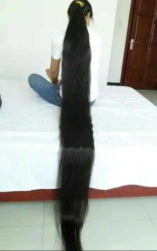 她的长发留了十几年了,长度快三米了,你们怎么看待她的长发,漂亮吗