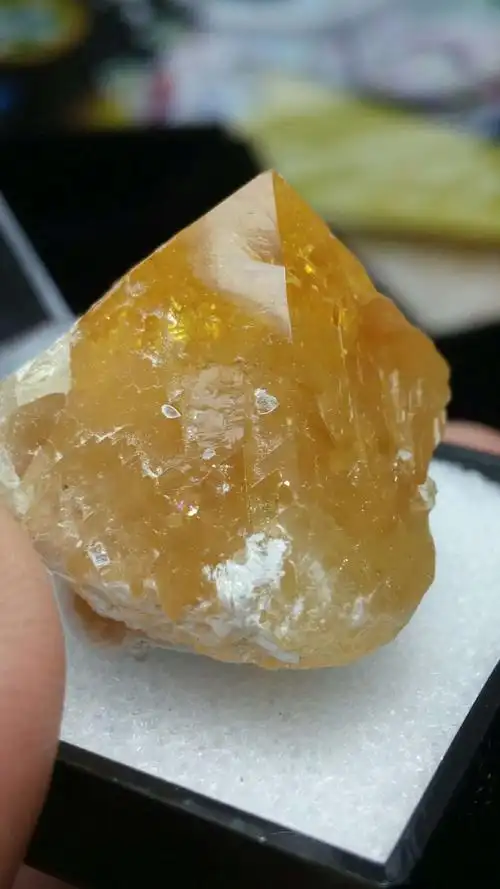 19,四川雪宝顶产白钨矿.