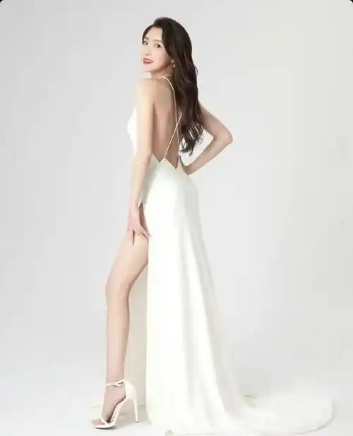 林夏薇的长裙在背后系着一条交叉带,玉背清晰可见.