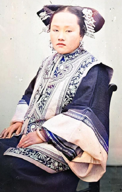 清朝女子的彩色老照片,图5是穿戴华丽的"富婆"