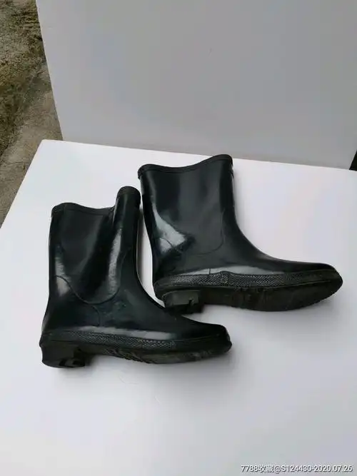早期/申钱牌雨鞋一双/上海新港橡胶厂