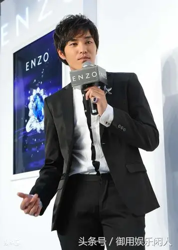 蓝正龙出席某活动被拍,网友:他还是这么帅!有型这造型亮了!