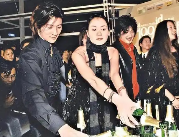 如今才明白,谢霆锋对王菲,不是喜欢,而是深爱