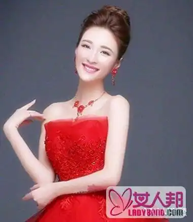 主持人发型一:甜美的韩式花苞头盘发发型是