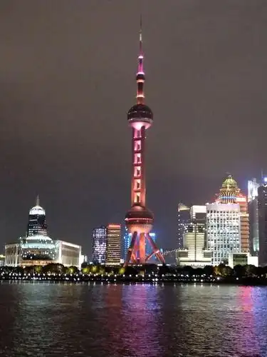 东方明珠屹然矗立