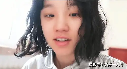 宋雨琦还曾经晒出过一组素颜起床照,画面中的她就像一个"黄毛丫头"