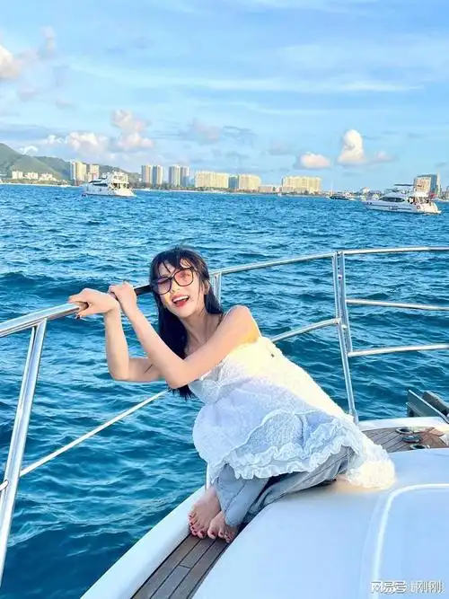 苏晓彤甜美海上写真