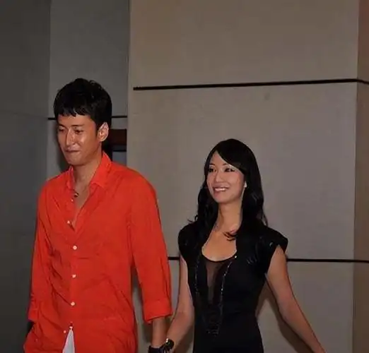 韩栋悄悄地领取结婚证,迎娶了妻子,然后生下了孩子.