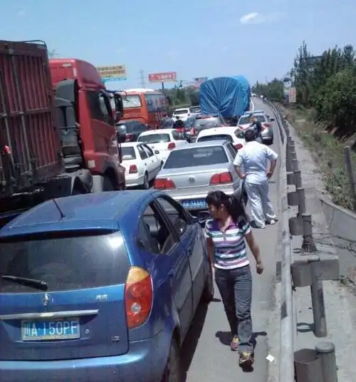 高速公路出现了拥堵现象?无人机为外揭秘