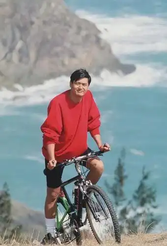 周润发年轻时好青涩,穿着背带裤玩街拍,留中分刘海时髦乖巧