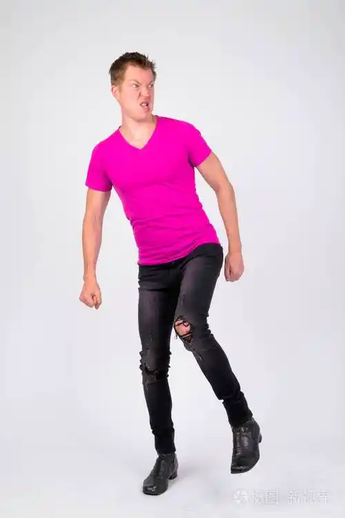 在放屁时做鬼脸的年轻人全身的镜头