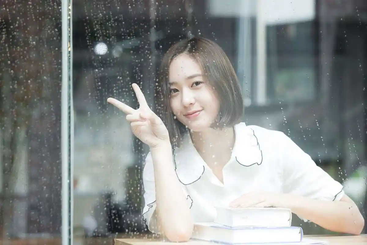 f(x)郑秀晶《机智的监狱生活》剧照曝光 首次尝试短发造型【组图】【2