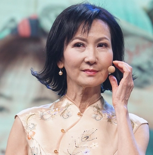 "小青"陈美琪近照曝光 手和胳膊瘦得有些吓人