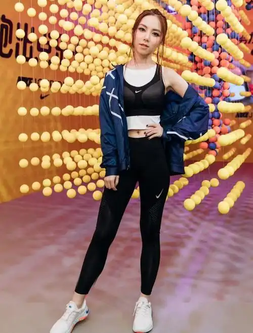 ====运动套装邓紫棋还蛮喜专健身的,所以她现在的身材看上去变得十分