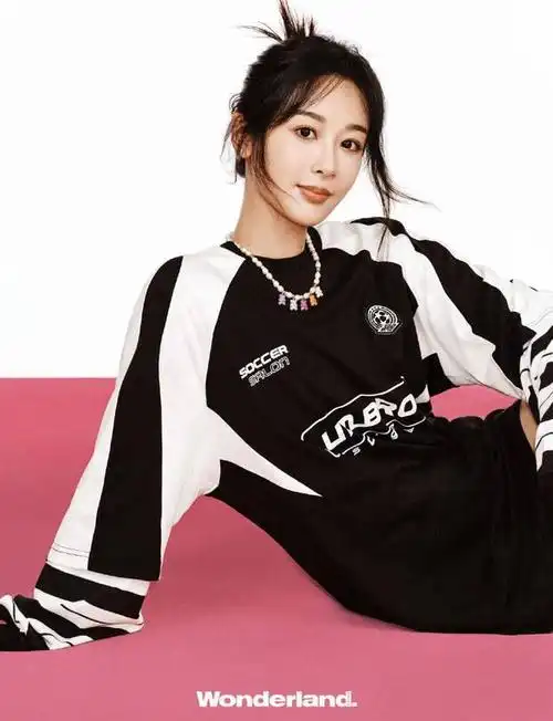 杨紫童趣情怀大片释出 坐旋转木马表情无辜俏皮