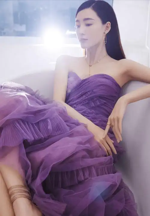 原创王丽坤穿紫色太好看了紫色纱裙配金色项链黑色长发宛如瀑布