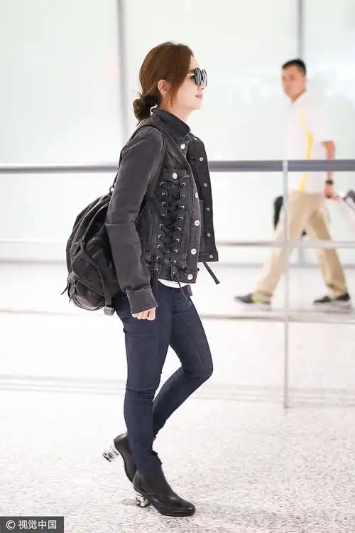 陈嘉桦绑带夹克搭铅笔裤配踝靴alexander wang双肩包街头风