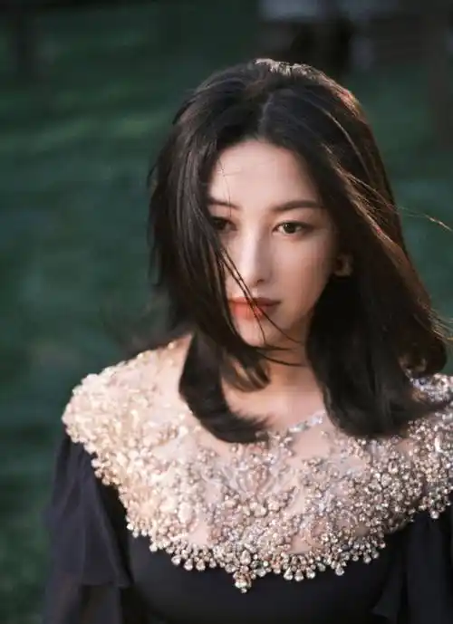 2011年,朱珠和刘德华,巩俐合作,出演了科幻爱情片《我知女人心》,饰演