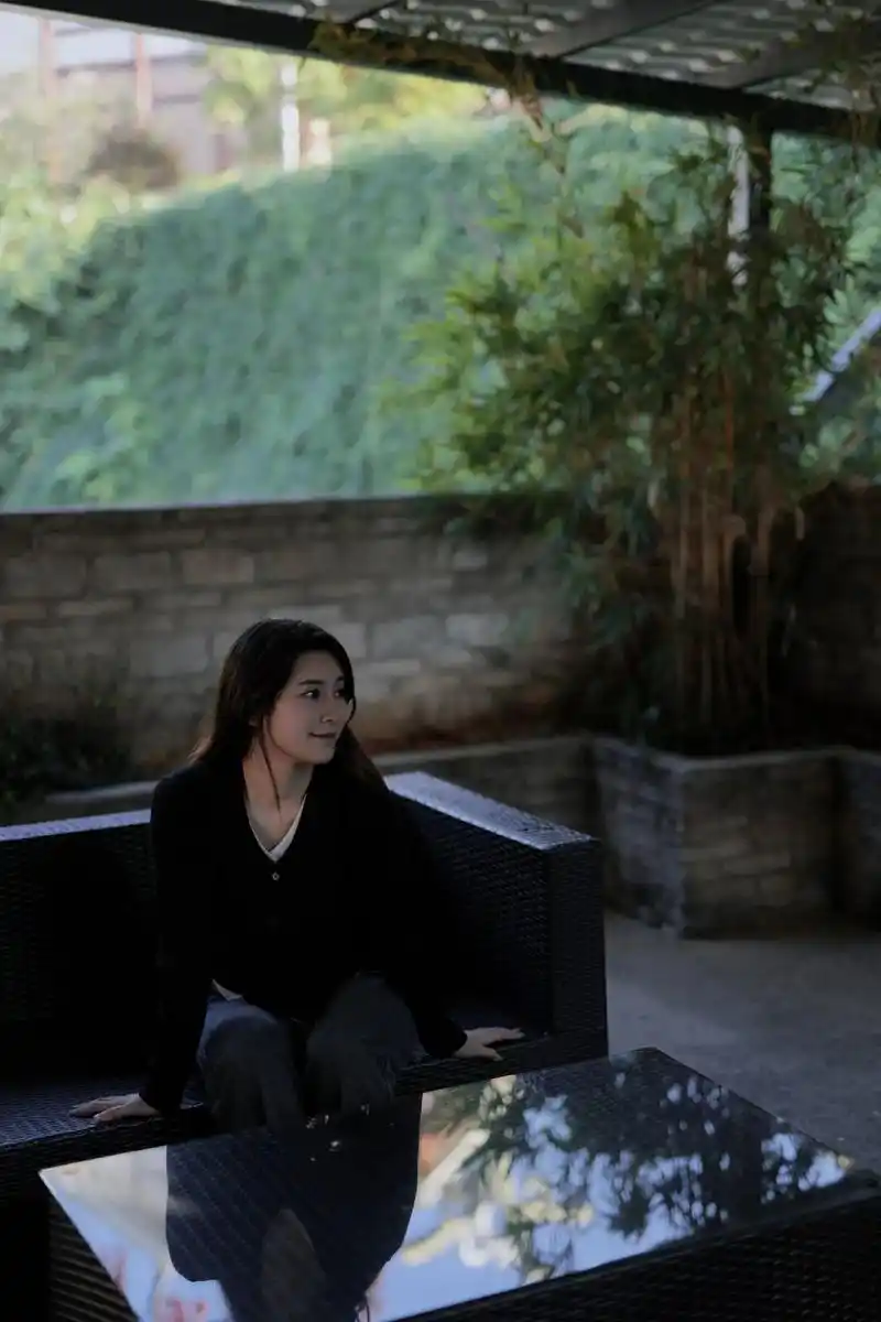 民宿拍照指南:如何拍出自然清新的女生写真?   - 抖音