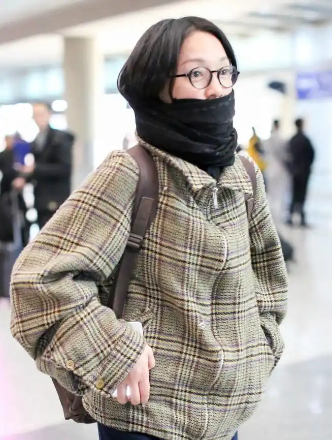 4 周迅素颜现身穿着朴素接地气 戴圆框眼镜知性优雅