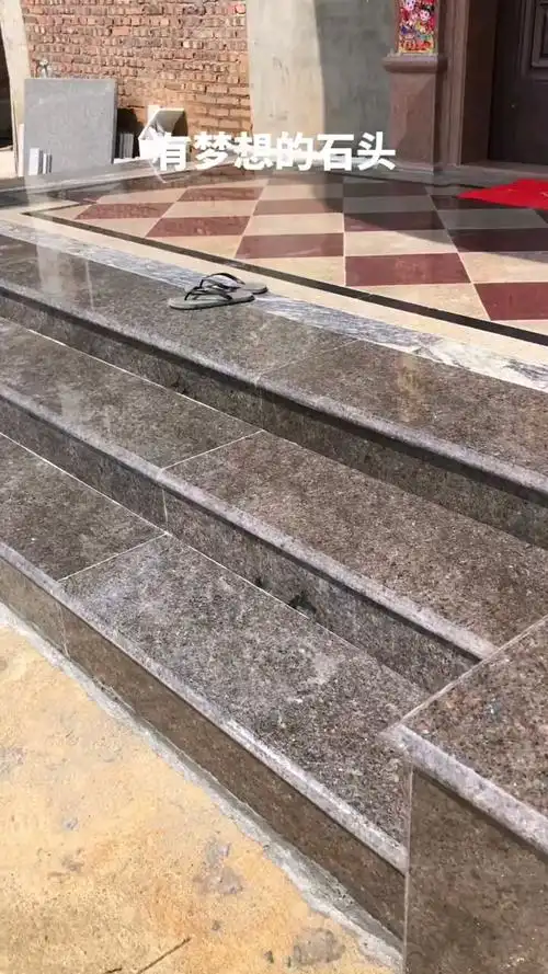 两套一楼大门阳台入户台阶花台终于安装完工了.