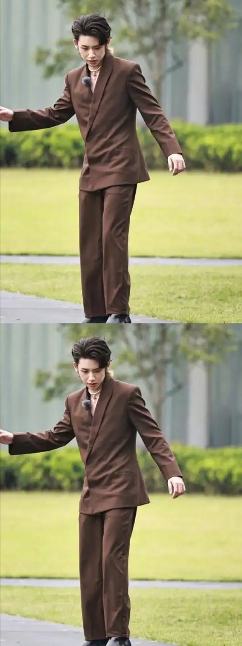 小鬼穿那么正式玩那么幼稚#昨天是红脸的糖葫芦,今天就变成了西装