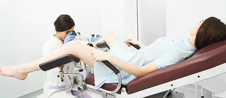 妇女在妇科医生的检查宫颈,躺在妇科的椅子上