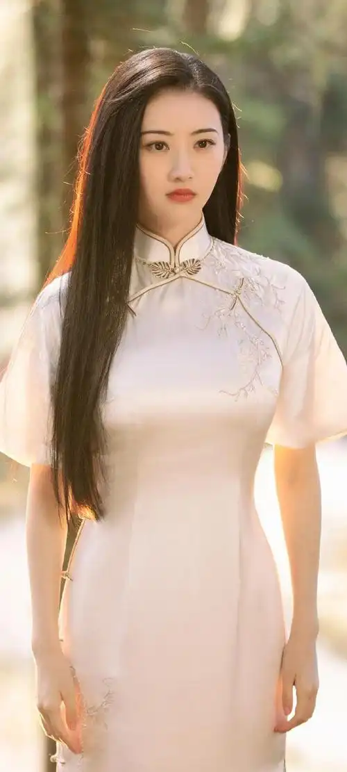 影视剧《司藤》里的景甜就是换装达人,每一套衣服都好漂亮