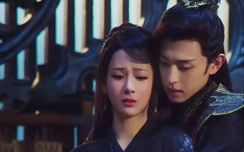 此后,邓伦像开挂一样,和顶流迪丽热巴合作,和85花angelababy合作.