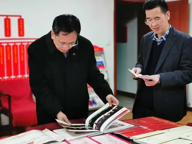 丁校伟副局长查阅主题教育档案资料
