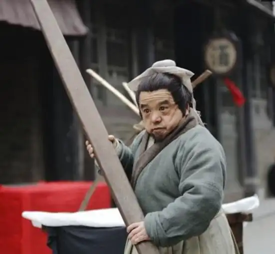 他因出演武大郎走红,他的身高仅有1.28米,老天还是眷顾他的