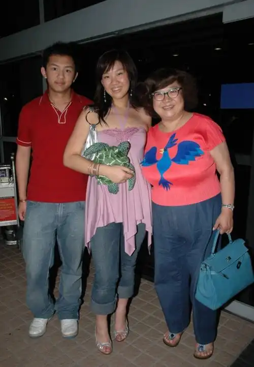 回顾郑欣宜平安夜晒沈殿霞旧照称梦见母亲休息半年恢复营业