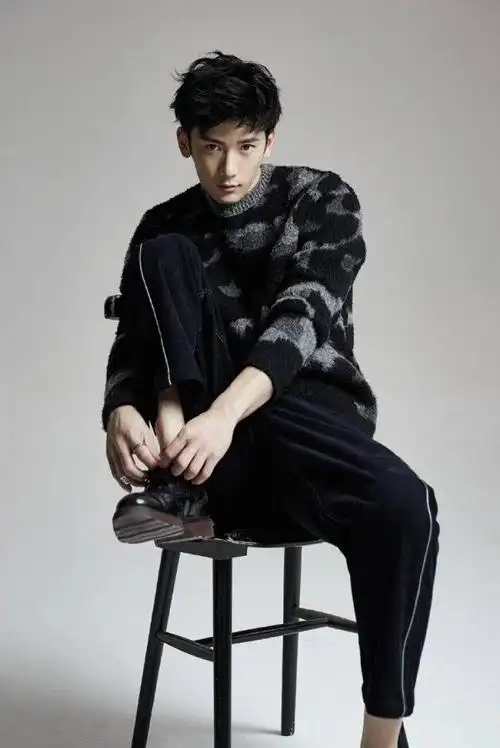 肌肉奶狗刘芮麟的"轻高级感"穿搭,跟杨幂搭戏的都这么秀吗