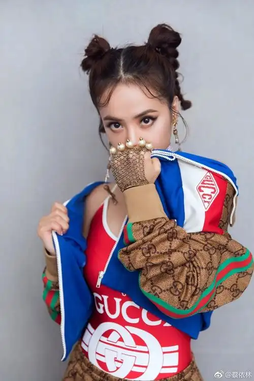 蔡依林又爱上了萌萌的泰迪卷发,将头发染成棕栗色细细的小卷发可爱