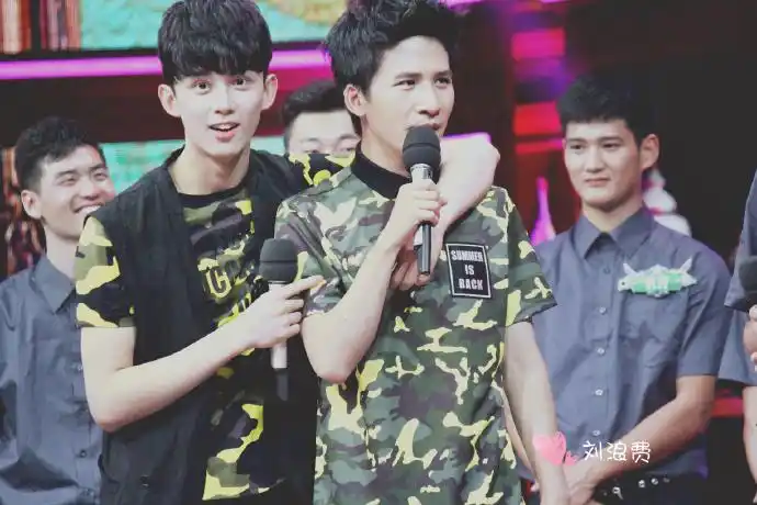 花儿大张伟##大张伟天天向上##吴磊天天向上# 三石弟弟和我球的影爱