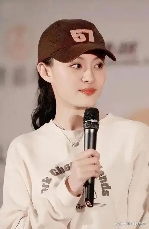 孙俪的长发已经成为她的标志之一,给人一种惊艳的感觉.