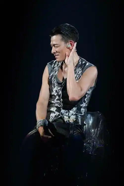 刘德华在朱丽倩家乡开演唱会承诺70岁时要连开10场