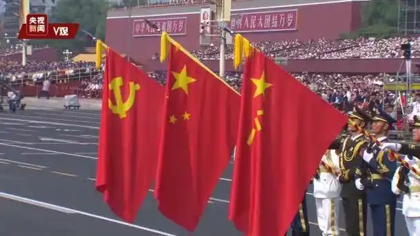 党旗国旗军旗首次在阅兵式中同时通过天安门