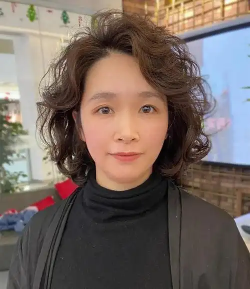 1,清爽干练的直短发:随意自然不需要烫发,这类发型适合发量较多的女士