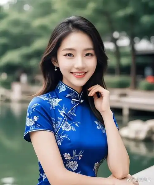 在春风轻拂的午后,一位年轻女子身着蓝色旗袍,漫步于古镇的小巷.