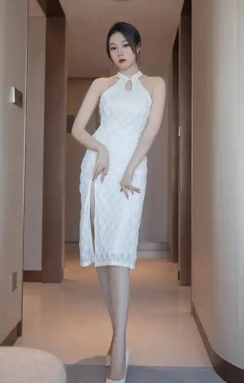 安然以其独特的美貌和完美的身材比例,将古典与现代的时尚元素完美地